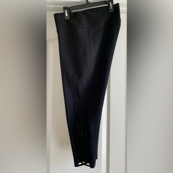 NYGARD SLIMS Pull On Capris Black Women's size Large Crisscross Detail - Picture 2 of 6